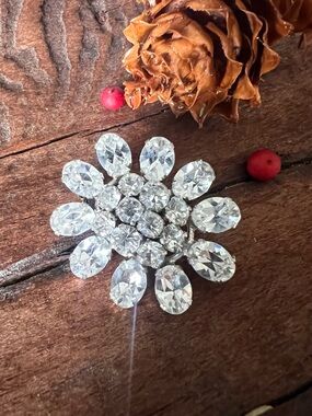 Austrian Crystals Brooch Clear Floral Sunburst Prong Silver Tone Vintage 3.5 cms
